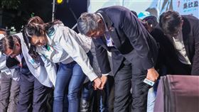 柯文哲宣布敗選  率團隊成員鞠躬致意2024總統大選開票仍在持續，不過整體得票趨勢已明朗，民眾黨總統候選人柯文哲（前右）13日晚間率副總統候選人吳欣盈（前右2）及競選團隊成員出面宣布敗選，並深深鞠躬向所有支持者致意。中央社記者吳家昇攝  113年1月13日