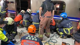 台鐵,浮洲站,落軌,旅客,