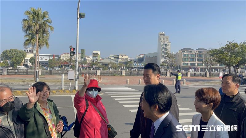 獨／遇560歲投票團　賴清德見她逗笑全場