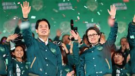 賴蕭配勝選現身致意  開票現場氣氛嗨（2）民進黨正副總統候選人賴清德（前左）、蕭美琴（前右）13日晚間宣布贏得2024總統大選，全國競總外的開票之夜現場撒下陣陣紙花慶祝，兩人也揮手回應現場支持者熱情歡呼。中央社記者王騰毅攝  113年1月13日