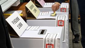 第16任總統副總統及第11屆立法委員選舉投票第16任總統副總統及第11屆立法委員選舉13日投票，選民共可投3張選票，包括總統副總統的選票、區域或原住民立委的選票，以及選出全國不分區及僑居國外國民立委的政黨票。中央社記者郭日曉攝  113年1月13日