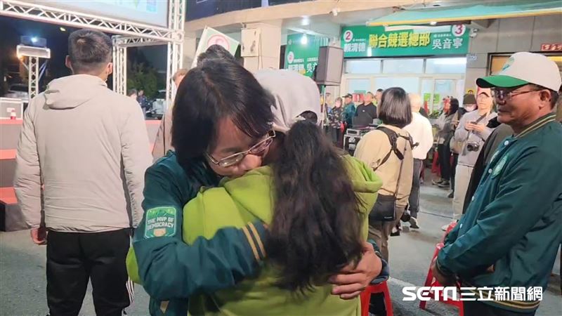 翁達瑞不捨吳音寧：簡陋造勢不敵衣鳳百貨