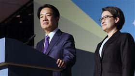 賴清德：將依循中華民國憲政體制推動兩岸事務民進黨總統候選人賴清德（左）、副總統候選人蕭美琴（右）贏得2024總統大選，兩人13日晚間在國際記者會中同台，賴清德表示，未來他將依據中華民國憲政體制，推動兩岸事務，希望未來兩岸都能夠回到健康有序的交流。中央社記者趙世勳攝  113年1月13日