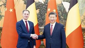 比利時總理德克魯（Alexander De Croo，左）訪中，與中國國家主席習近平（右）合影留念。（圖／翻攝自中國外交部）