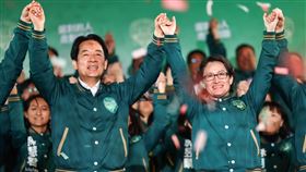 賴蕭配勝選現身致意  開票現場氣氛嗨（3）2024總統大選結果揭曉，民進黨正副總統候選人賴清德（左）、蕭美琴（右）13日晚間宣布勝選，攜手在開票之夜活動舞台上向支持者們致意，感恩所有選民，現場氣氛相當熱絡。中央社記者王騰毅攝  113年1月13日