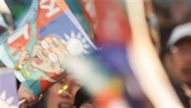 柯文哲票數落後  觀票民眾眼眶泛紅台灣民眾黨總統候選人柯文哲支持者13日下午在新莊競選總部外關注2024總統大選開票情形，但開出票數處於落後，有人不禁泛淚，滿臉愁容。中央社記者吳家昇攝  113年1月13日