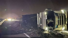 台61線伸港鄉路段砂石翻覆