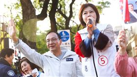 朱立倫替游淑慧站路口  盼選民支持國民黨主席朱立倫（左）2日替國民黨立委參選人游淑慧（右）站路口，盼選民支持。中央社記者游凱翔攝  113年1月2日