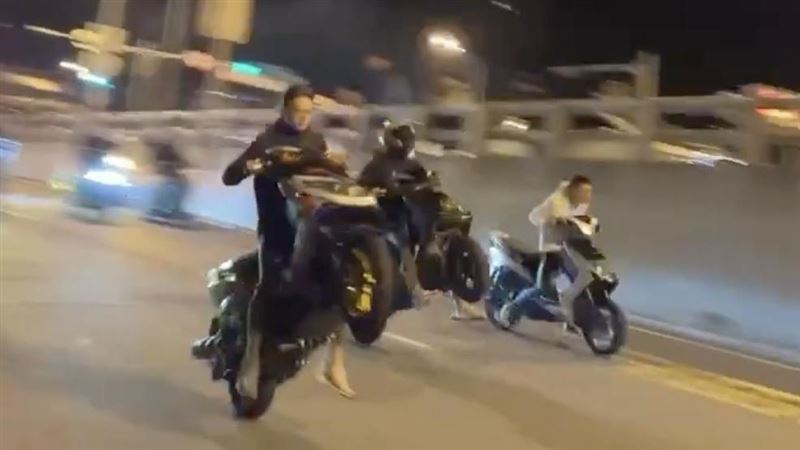 改裝車鳳鼻隧道車聚　放煙火還「翹孤輪」