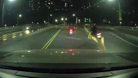 新北市一名胡姓男子（33歲）昨晚吃完尾牙騎車返家，行經關渡橋往淡水方向時，不明原因自撞分隔道路的黃色回復式導桿，救護人員獲報將胡男送醫急救，最後仍傷重不治