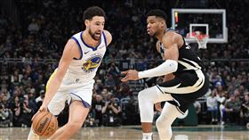 ▲柯瑞（Stephen Curry）沒上，「K湯」飆6顆三分球救不了勇士。（圖／路透社／達志影像）