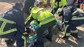 新北莊男雙腿被耕耘機捲入並切斷，家人緊急打電話將他送醫。（圖／翻攝畫面）