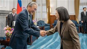 蔡英文總統今（14）日接見日本「日華議員懇談會」會長古屋圭司眾議員一行。（圖／總統府提供)