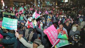 ▲賴清德競總開票破三百萬票，支持者氣氛熱烈。（圖／記者楊澍攝影）