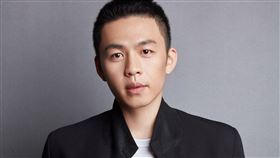 李鴻其《拯救嫌疑人》飾演警察。（圖／原創娛樂提供）