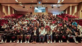 ▲桃園地檢署主任檢察官黃榮德，給SBL、WSBL球員和隊職員授課。（圖／中華籃協提供）