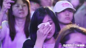 ▲柯文哲競選總部開票，有女粉絲落淚。（圖／記者邱榮吉攝影）