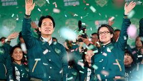 賴蕭勝選  分析：第一要務是繼續強化台美互信針對民進黨正副總統候選人賴清德（前左）、蕭美琴（前右）取得勝選，前駐美代表高碩泰14日剖析，新政府第一要務是如何繼續強化台灣與美國總統拜登（Joe Biden）政府互信基礎，務實地經營雙邊關係。圖為賴清德、蕭美琴13日勝選後在競總外向群眾致意。中央社  113年1月14日