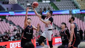 ▲鋼鐵人一度17分領先遭到逆轉，張伯維跳出來要回優勢。（圖／高雄17直播鋼鐵人提供）