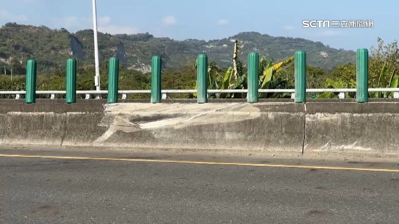 事故現場的內側護欄及防眩板都有白色撞擊痕跡