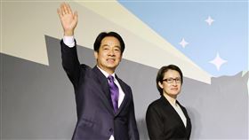 賴清德宣布勝選  與蕭美琴出席國際記者會2024總統大選結果13日晚間明朗，在其他對手陸續宣布敗選後，民進黨正副總統候選人賴清德（左）、蕭美琴（右）成功贏得大選，兩人晚間一同出席國際記者會。中央社記者趙世勳攝  113年1月13日