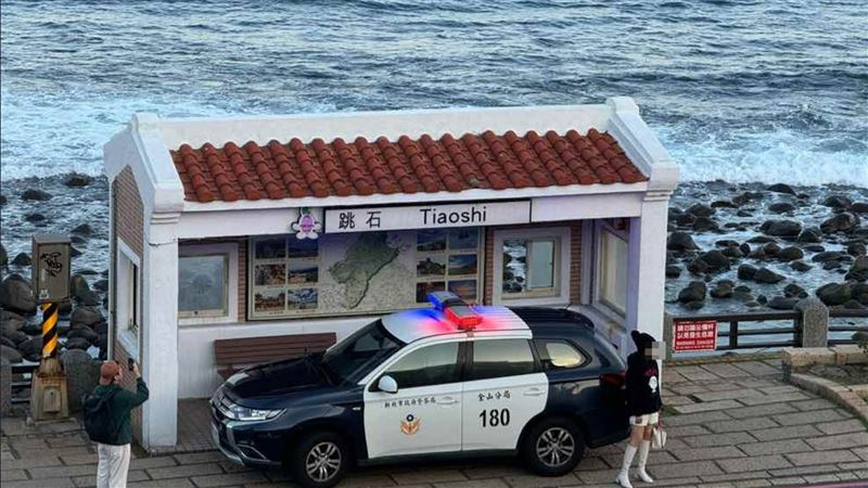 警車違停「跳石」公車亭　網友批這樣對嗎