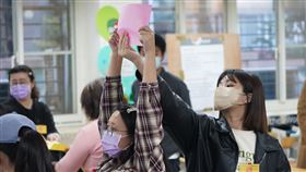 總統立委選舉  台北市指標天玉里開票（2）第16任總統副總統及第11屆立法委員選舉13日下午4時截止投票，其中台北市天玉里向來有「政治章魚哥」及「小台北」之稱，今年投開票所位在天母國小，選務人員正進行開票唱票作業。中央社記者徐肇昌攝  113年1月13日