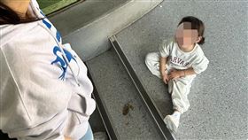 芝麻賴在地上爆哭。（圖／翻攝自張捷臉書）