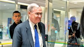 美國前國安顧問哈德利搭機抵台第16任總統副總統大選落幕，美國政府遵循先例，在台灣總統選舉後邀請前資深官員以私人身分訪台，前國家安全顧問哈德利（Stephen J. Hadley）（前）14日晚間抵達桃園國際機場。中央社記者吳睿騏桃園機場攝113年1月14日