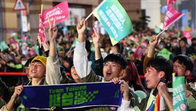 賴蕭配持續領先  競總開票之夜氣氛歡騰（3）2024總統大選持續開票，截至13日晚間7時35分，中選會數據顯示民進黨正副總統候選人賴清德、蕭美琴得票數已突破460萬、持續領先，賴蕭配競總開票之夜現場氣氛歡樂，支持者開心隨著音樂起舞。中央社記者王騰毅攝  113年1月13日