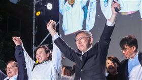 柯文哲宣布敗選  強調不因挫折就放棄民眾黨總統候選人柯文哲（前右）13日在2024總統大選開票過程中一路落後，約晚間8時許現身競選總部承認敗選，並與副總統候選人吳欣盈（前右2）一起謝謝所有支持他的民眾，也呼籲大家不要放棄，現在已經跨出邁向成功的第一步。中央社記者吳家昇攝  113年1月13日