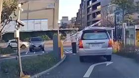 停車場柵欄感應異常該怎麼辦！？有民眾在臉書發文及分享影片，13日下午一輛汽車要離開內湖IKEA停車場時，出口處的柵欄不知道是因沒繳費或是壞掉，無法自動升起，結果一對男女竟直接將柵欄抬起後開車離場，過程全被後車的行車紀錄器拍下。