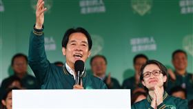 賴清德：感謝台灣人民共同寫下民主新頁2024總統大選結果揭曉，民進黨正副總統候選人賴清德（左）、蕭美琴（右）13日晚間宣布勝選，賴清德致詞時表示，感謝台灣人民共同寫下民主新頁，並向全世界展現對民主體制的珍惜。中央社記者王騰毅攝  113年1月13日