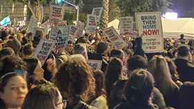 特拉維夫「人質廣場」上的24小時「百日集會」特拉維夫13日晚間在「人質廣場」舉辦「百日集會聲援活動」，以色列民眾熱烈響應，參與人數超過12萬人次。中央社記者賴素芬特拉維夫攝 113年1月15日