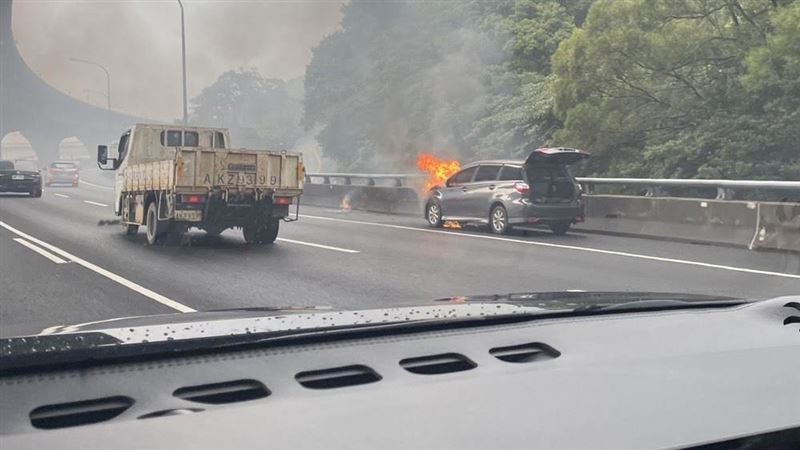 新／五楊高火燒車　乘客驚逃全車陷火海