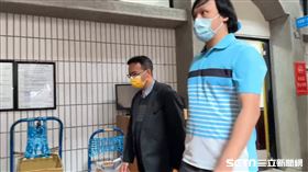  5億高中生命案開庭，夏男否認假結婚，當庭勘驗「找結婚證人」監視器影片，聲援團體怒嗆，夏男面無表情，(圖／翻攝畫面)