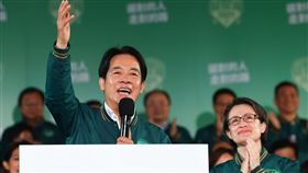 賴清德：感謝台灣人民共同寫下民主新頁2024總統大選結果揭曉，民進黨正副總統候選人賴清德（左）、蕭美琴（右）13日晚間宣布勝選，賴清德致詞時表示，感謝台灣人民共同寫下民主新頁，並向全世界展現對民主體制的珍惜。中央社記者王騰毅攝  113年1月13日