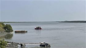 林姓男子（43歲）本月1日搭乘保麗龍船在北港溪海釣時不慎落海，警消人員搜救多日未果，今天有民眾在雲嘉外海的外傘頂洲發現一具男性遺體，經確認後證實為落海失蹤15天的林男，詳細死因檢警正進行調查釐清。