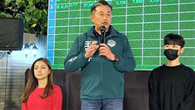 王定宇自行宣布當選  與家人一同向支持者致謝民進黨立委王定宇（中）在台南市第6選區尋求連任，13日晚間在競選總部自行宣布當選，和家人一起上台向所有支持者致謝。中央社記者楊思瑞攝  113年1月13日