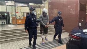 懷疑前妻與老闆曖昧  男子持汽油彈縱火遭聲押周姓男子（中）懷疑前妻與黃姓工廠老闆曖昧，26日與黃男爭執後丟汽油彈縱火，造成黃男燒傷命危，周男移送南投地檢署複訊後，檢察官27日向南投地方法院聲請羈押。（警方提供）中央社記者蕭博陽南投傳真  110年12月27日