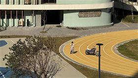 操場,跑道,打卡,重機（圖／翻攝畫面）