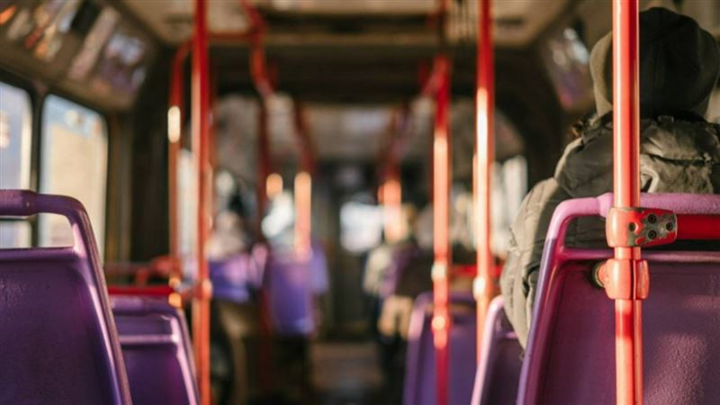 搭公車疑被偷窺　女大生比中指嗆聲慘了
