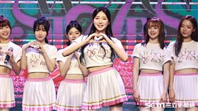 ▲台鋼雄鷹啦啦隊WingStars成軍記者會，「最強外援」安芝儇可愛5連拍。（圖／記者劉彥池攝影）