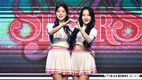 ▲台鋼雄鷹啦啦隊WingStars成軍記者會，2位韓籍外援安芝儇、MINGO合影。（圖／記者劉彥池攝影）