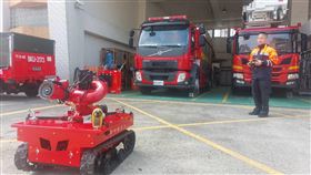 竹縣引進多功能機器人降低救災風險新竹縣消防局15日表示，日前購置2台多功能消防機器人，消防員能透過遠端操控，讓機器人靠近危險場域，降低消防員面對爆炸、有毒、缺氧等救災風險。（新竹縣消防局提供）中央社記者郭宣(文三)傳真  113年1月15日