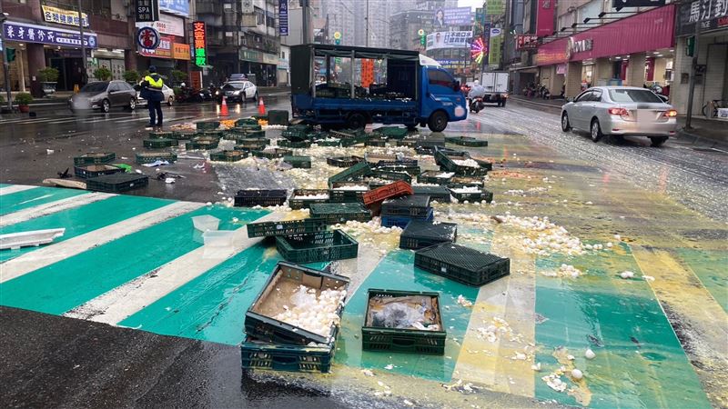 新北女追撞貨車　滿車雞蛋成「在地美食」