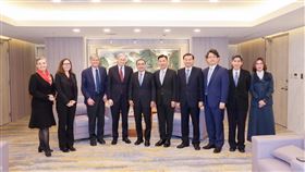 侯友宜接見美國跨黨派特使團，美國前國家安全顧問哈德利（Stephen J. Hadley）、前副國務卿史坦伯格（James B. Steinberg）及美國在台協會（AIT）主席羅森伯格（Laura Rosenberger），針對此次大選交換意見。（圖／新北市府提供）