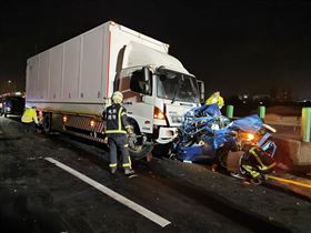 ▲桃園平鎮台66線西向20.5公里處先是2輛轎車發生擦撞，之後一輛大貨車一路追撞，共6車受撞擊，造成3位民眾受困受傷。（圖／翻攝畫面）