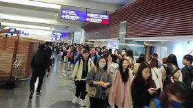 旅客怨「安檢隊伍排太久」　桃園機場曝原因：1／22後恢復。翻攝畫面