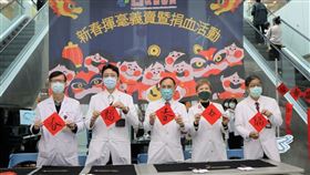 揮毫迎龍年　桃醫社工室舉辦春聯義賣、捐血活動。圖／桃園電子報